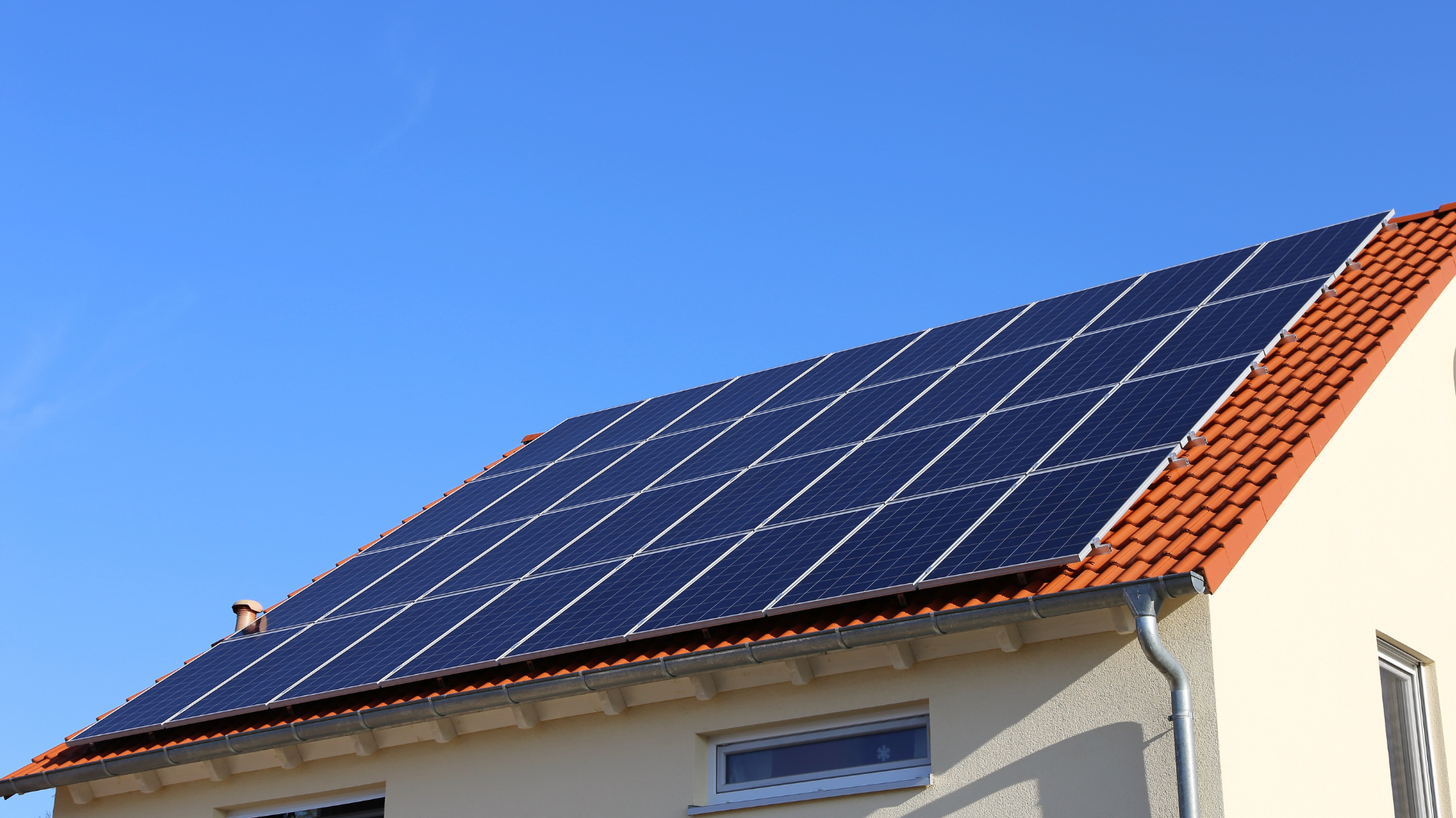 Instalación de paneles solares en comunidades de vecinos en Fuenlabrada y Alcorcón